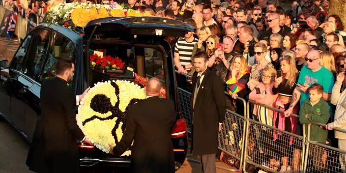Hunderte Fans nehmen am Freitag, 29. März der Trauerfeier für den verstorbenen The Prodigy-Sänger Keith Flint in Bocking teil. The Prodigy