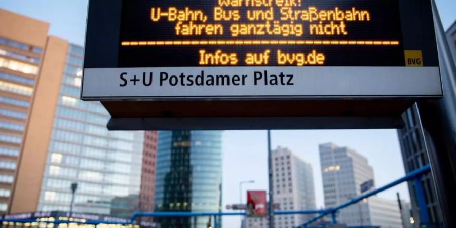 Eine Hinweistafel weist auf den Warnstreik bei der BVG am Potsdamer Platz hin. U-Bahnen und Strassenbahnen in der Hauptstadt fahren nicht, auch die meisten Busse bleiben in den Depots. Foto: Kay Nietfeld