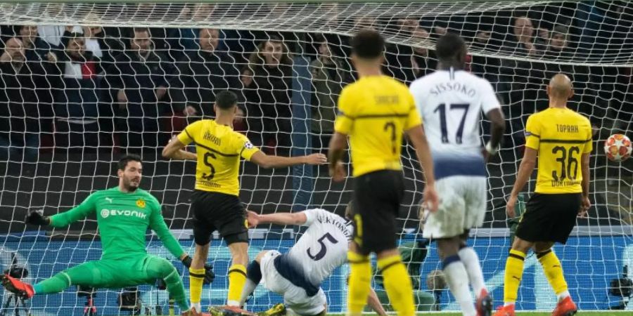 Dortmunds Torwart Roman Bürki (l) kann das 2:0 durch Jan Vertonghen (5) für Tottenham nicht verhindern. Foto: Bernd Thissen