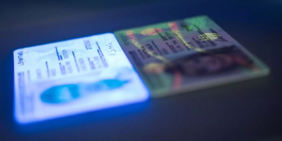 Ein gefälschter Personalausweis (l.) neben einem echten