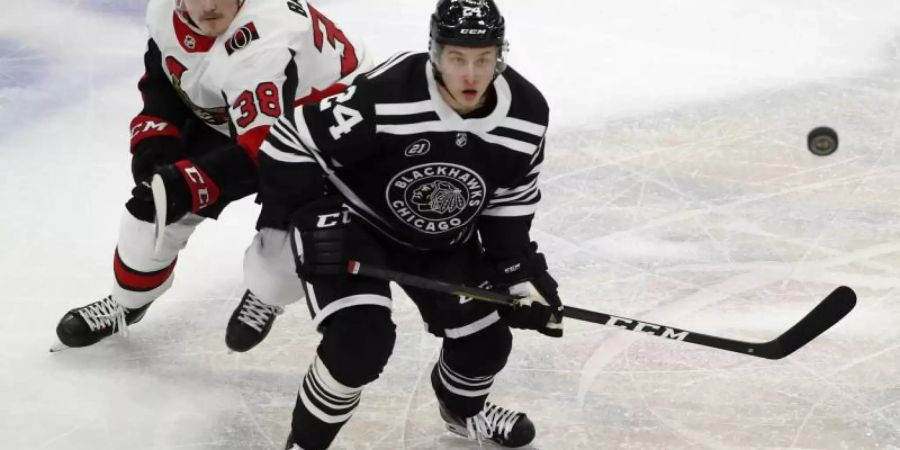 Chicagos Dominik Kahun (r) steuerte eine Vorlage zum Sieg gegen Ottawa bei. Foto: Jeff Haynes/AP