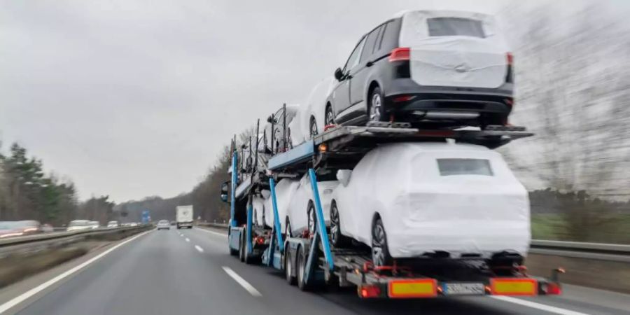 Ein Autotransporter mit Neuwagen fährt über eine Bundesstrasse. Foto: Raphael Knipping