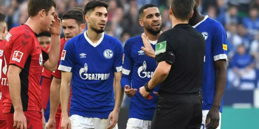 Schiedsrichter Frank Willenborg (2.v.r) stand beim Spiel Schalke gegen Freiburg öfters im Mittelpunkt. Foto: Ina Fassbender