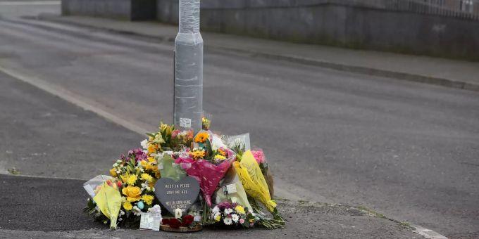 Blumen liegen am Fanad Drive, wo Lyra McKee am Donnerstagabend bei gewaltsamen Ausschreitungen erschossen wurde. Lyra McKee