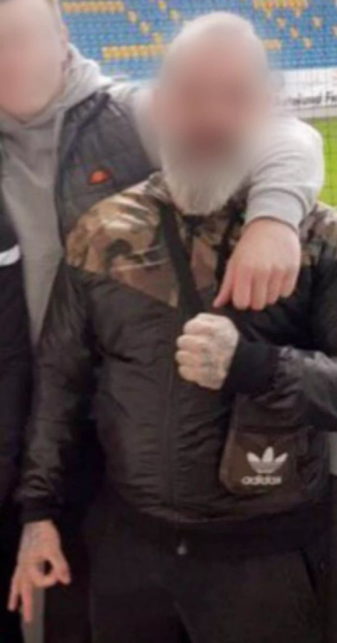 N. macht ein Handzeichen, dass teilweise als Symbol für «White Power» verstanden wird. GC Nazi
