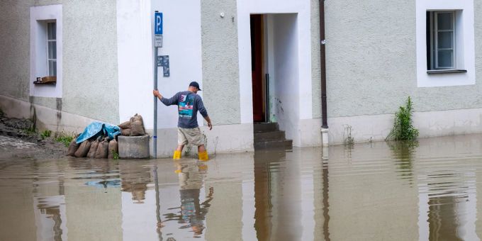 In Bayern herrscht nach heftigen Regenfällen vielerorts weiter Land unter. In Bayern herrscht nach heftigen Regenfällen vielerorts weiter Land unter.
