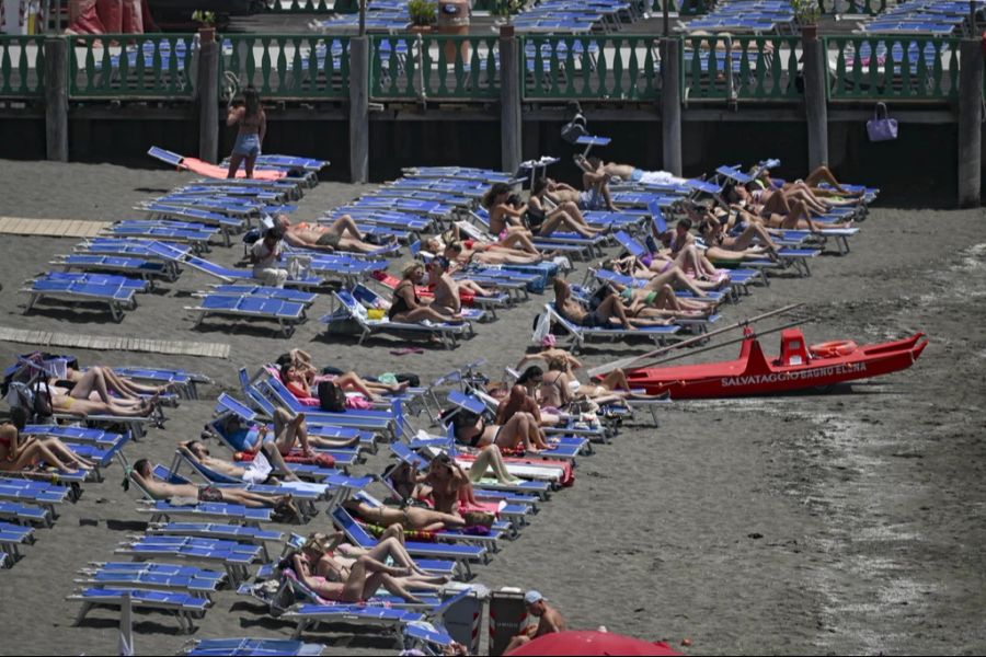 Wer am Strand liegen will, muss sich eine Sonnenliege mieten.