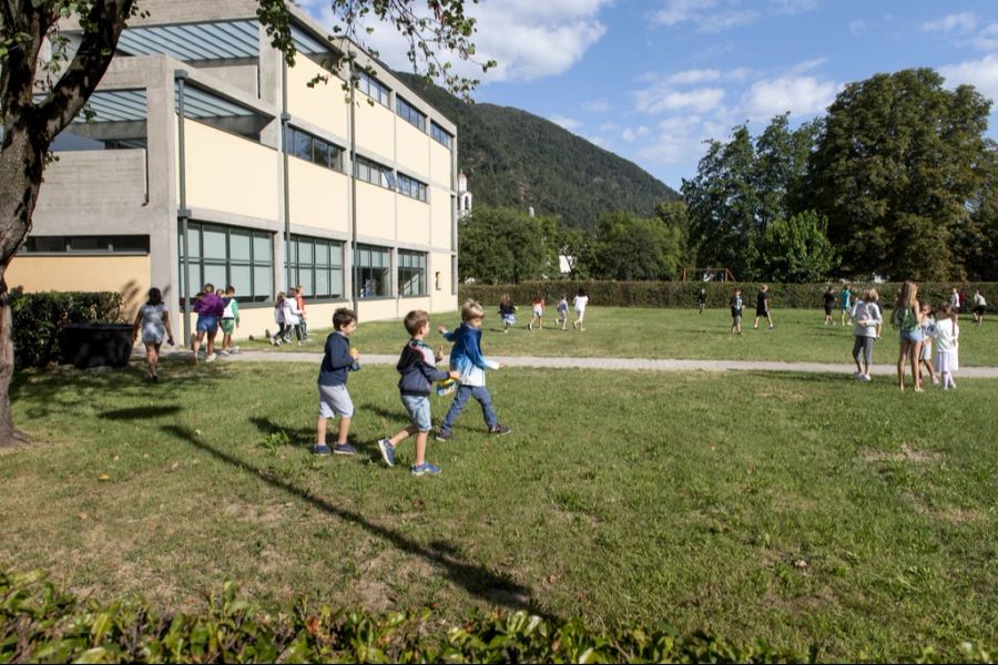 So sollte es den Lehrpersonen erleichtert werden, die Kinder auf dem Schulareal zu finden. (Symbolbild)