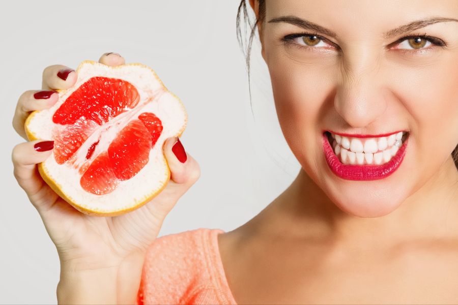 Frau mit Grapefruit.