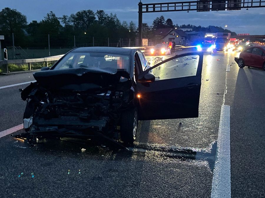 Beide Autofahrer wurden ins Spital gebracht.