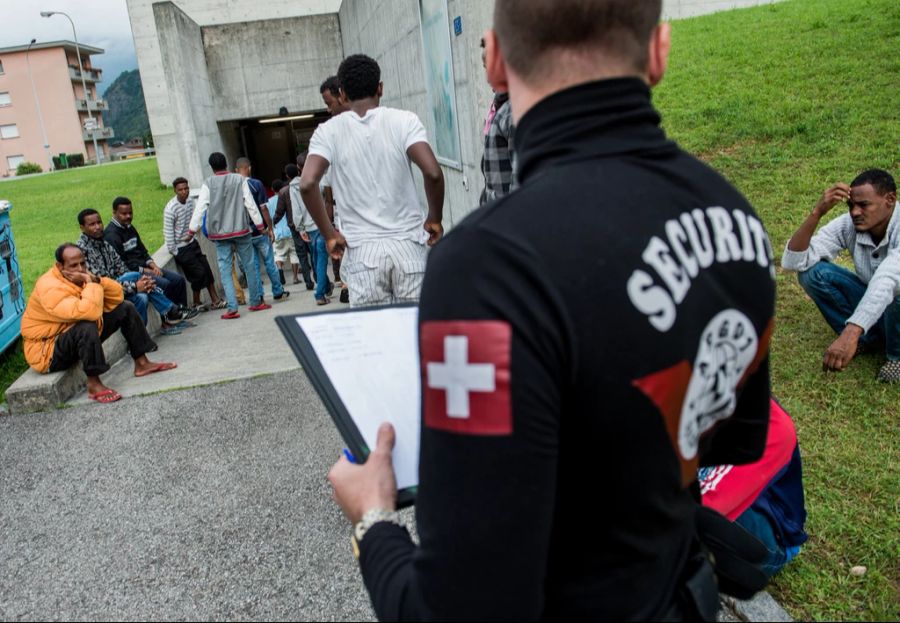 Ferner handle es sich um Symptombekämpfung: Asylsuchende würden aufgrund fehlender Grenzkontrollen weiter illegal einreisen und zunehmend einfach gar kein Gesuch mehr stellen. (Symbolbild)