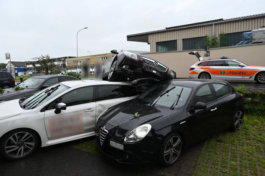 Das Auto kam auf den parkierten Fahrzeugen zum Stehen.