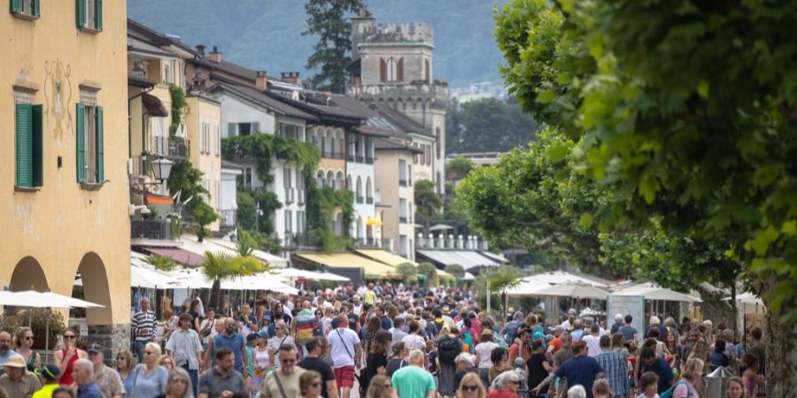 Strassenfest Ascona Menschenmenge