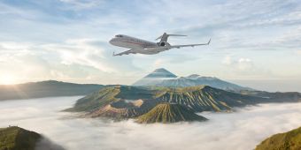 Privatflugzeug über Vulkanen