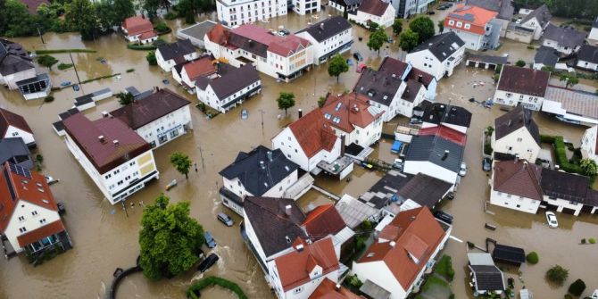 Häuser stehen unter Wasser.