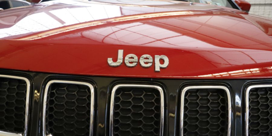 Der Jeep-Mutterkonzern Stellantis ist angesichts eines teuren Umbaus weg von seinem US-Elektroautokurs im vergangenen Jahr tief in die roten Zahlen gerutscht. Nun wird die Dividende ges...