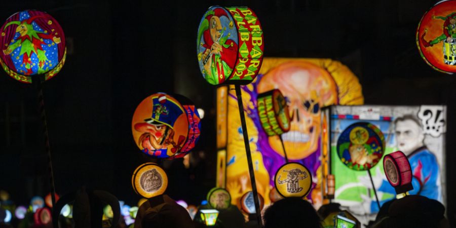Die Basler Fasnacht findet vom 23. bis am 25. Februar unter dem Motto «Blyyb verspiilt» statt. (Archivbild)