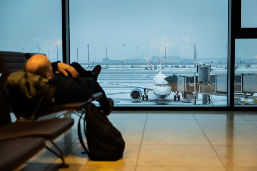 Wegen Blitzeis und Eisregen können am Flughafen Berlin keine Flugzeuge starten und landen.