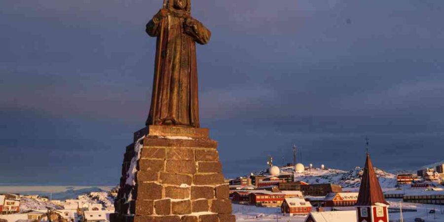 dpatopbilder - Die Statue von Hans Egede wird von der untergehenden Sonne in Nuuk beleuchtet. Foto: Evgeniy Maloletka/AP/dpa