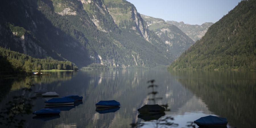 Ein Antrag im Kanton Glarus fordert eine Gebühr von Besucherinnen und Besuchern des Klöntalersees. (Archivbild)
