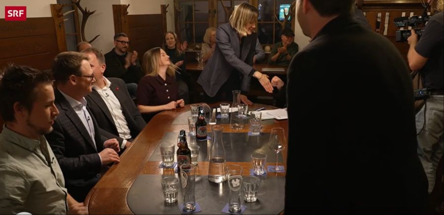 SRF-Moderatorin Barbara Lüthi reicht Jacqueline Badran die Hand...