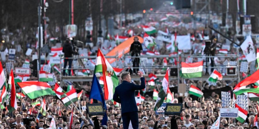 ARCHIV - Oppositionsführer Peter Magyar (M) spricht zu seinen Anhängern während einer Demonstration. Foto: Denes Erdos/AP/dpa (Archivbild)