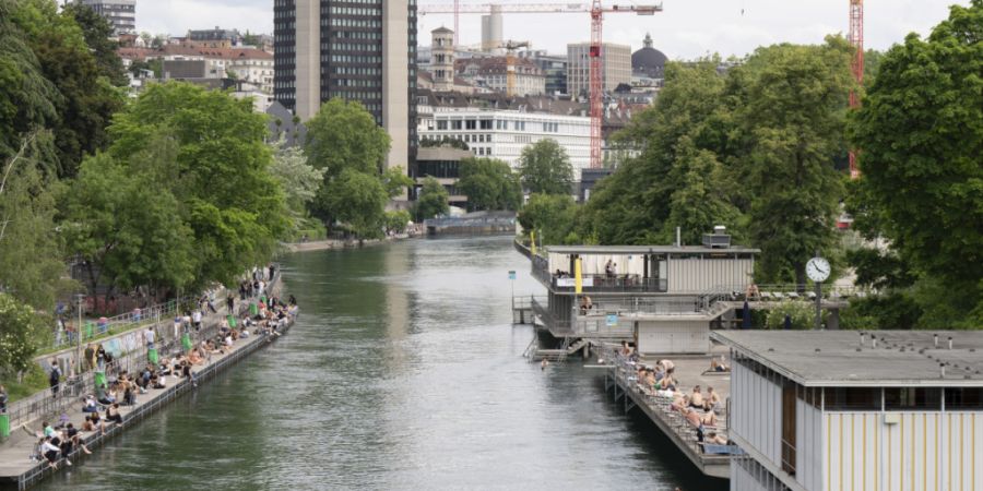Voraussichtlich Mitte April dürfen Schwimmerinnen und Schwimmer wieder im Lettenkanal baden. (Archivbild)