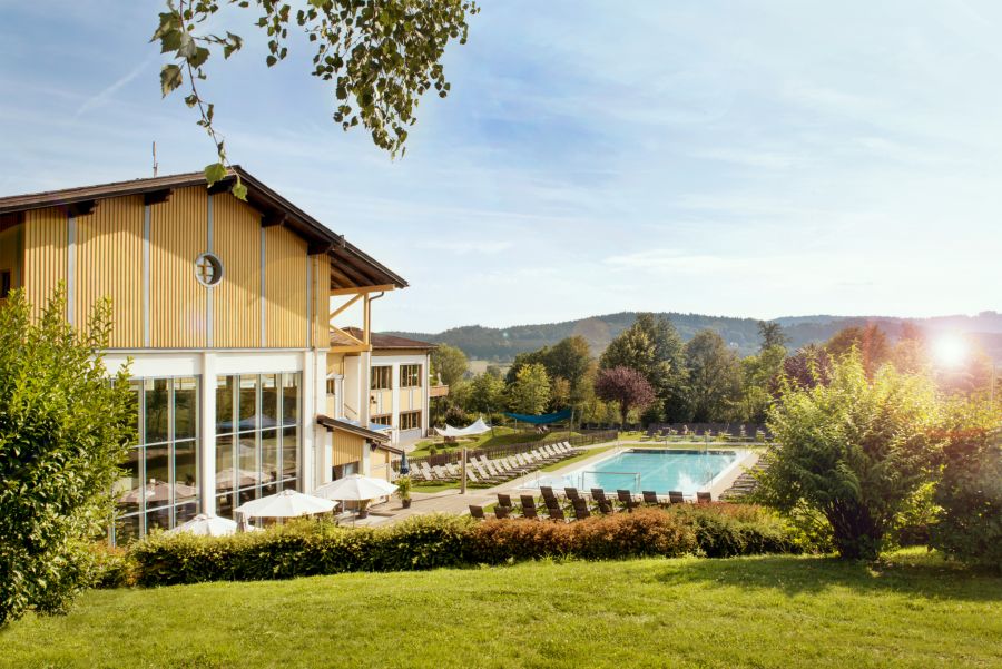 Hier wird Dolce Vita grossgeschrieben! Der Pool lädt zu einem Schwumm ein – und die Liegen zu einem erholsamen Moment.