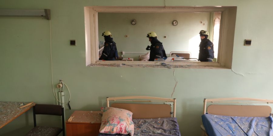 Rettungskräfte gehen durch einen Raum, nachdem eine russische Drohne ein städtisches Entbindungskrankenhaus getroffen hat. Foto: Kateryna Klochko/AP/dpa