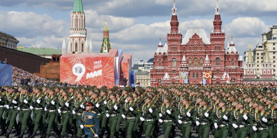 ARCHIV - Russische Soldaten marschieren auf dem Roten Platz während der Militärparade zum Tag des Sieges, anlässlich des 78. Jahrestages des Endes des Zweiten Weltkriegs. Foto: Pelag...
