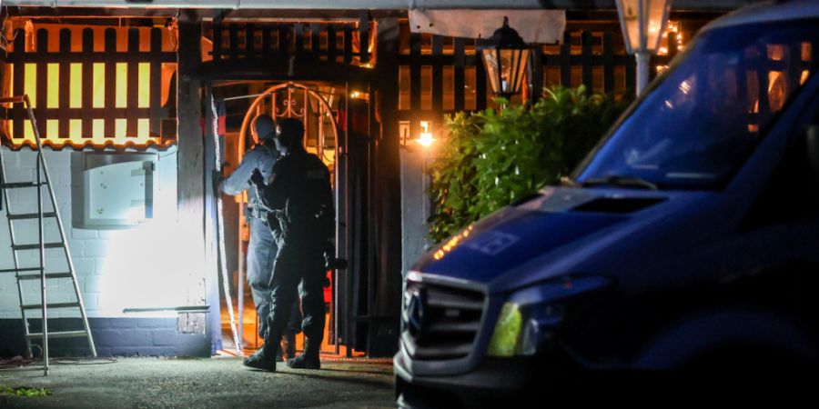 dpatopbilder - Polizeibeamte durchsuchen das Vereinsheim der Hells Angels in Hilden. Foto: Christoph Reichwein/dpa