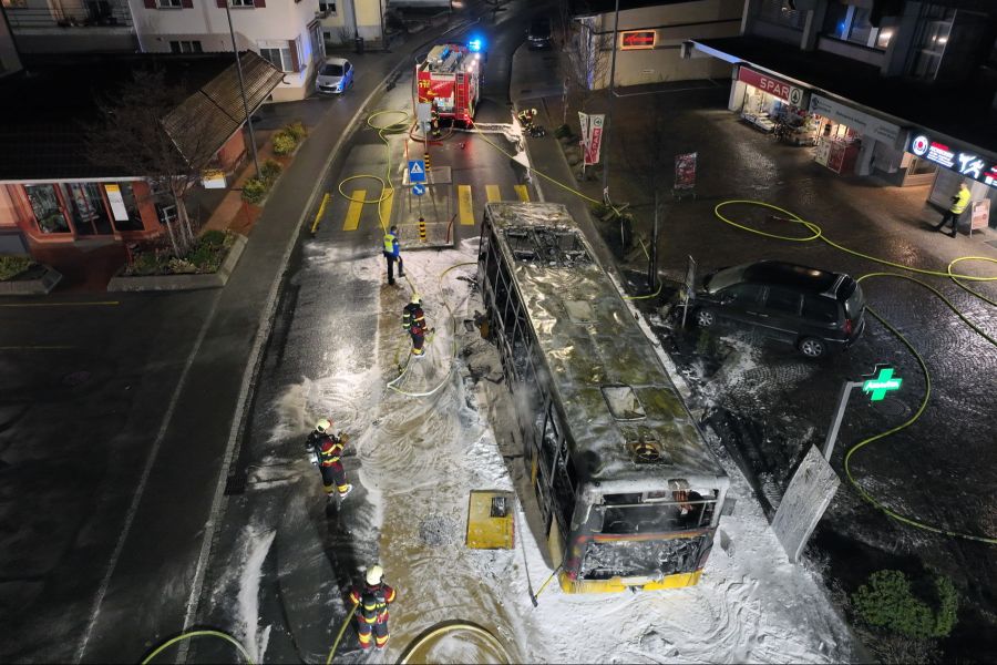 Am Dienstagabend übergoss sich ein 65-jähriger Mann in einem Postauto in Kerzers FR mit Benzin und zündete sich an.