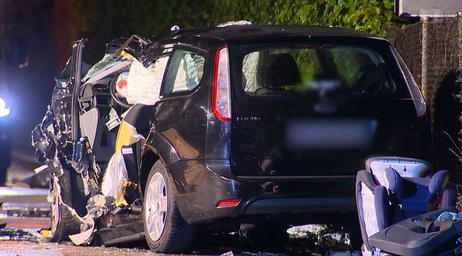 Mutter und ihre 4-jährige Tochter im Ford werden lebensbedrohlich verletzt. Sie überleben, leiden aber noch heute darunter.