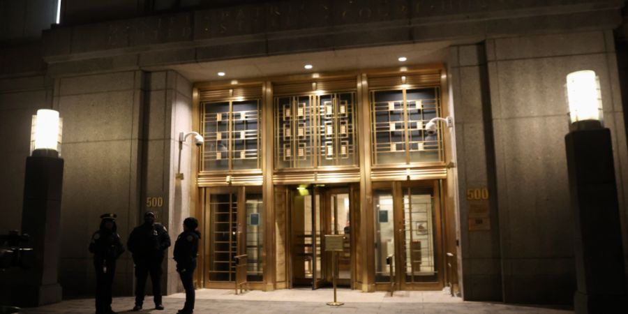 New Yorker Polizeibeamte stehen vor dem Bundesgericht in Manhattan, wo der ehemalige venezolanische Präsident Maduro zu einem zweiten Gerichtstermin erwartet wird. Foto: Heather Khalif...