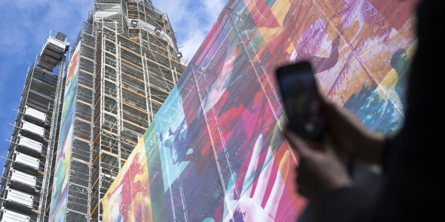 Die Baugerüste am Zürcher Grossmünster wurden am Freitag verhüllt. Das Kunst-am-Bau-Projekt wird bis Herbst 2027 zu sehen sein.