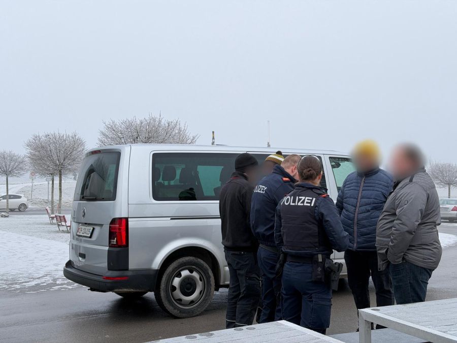 Die Polizei ist vor Ort und führt Personenkontrollen durch.