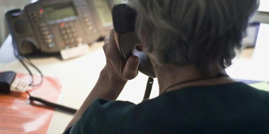 Bei Suizidgedanken greift ein Sicherheitsmechanismus und verweist auf die Telefonnummer 143 beziehungsweise einen Menschen.