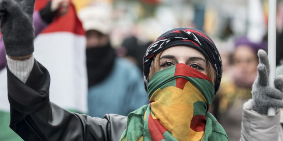 Ein Volk von über 30 Millionen Menschen sind die Kurden - aber sie haben keinen eigenen Staat. In Zürich protestierten am Samstag mehrere Tausend gegen den Angriff syrischer Regierung...