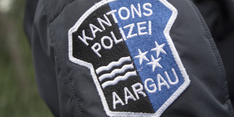 Zwei Unbekannte, die einen 51-jährigen Mann am Freitagmorgen in Bremgarten AG bei einem Übergriff spitalreif schlugen, sind auf der Flucht. Die Kantonspolizei Aargau geht von einem Ra...
