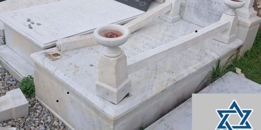 HANDOUT - Das von der Jüdischen Gemeinde Barcelona (CJB) zur Verfügung gestellte Foto zeigt mehrere Gräber auf einem jüdischen Friedhof, die von Unbekannten zerstört wurden. Namens...