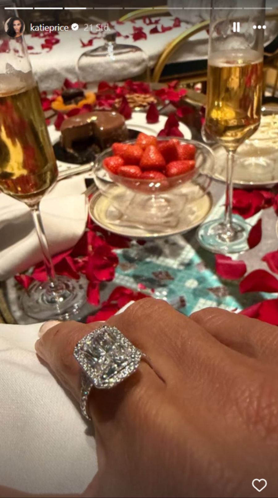 Stolz hält das britische Ex-Model ihren funkelnden Klunker in die Kamera.