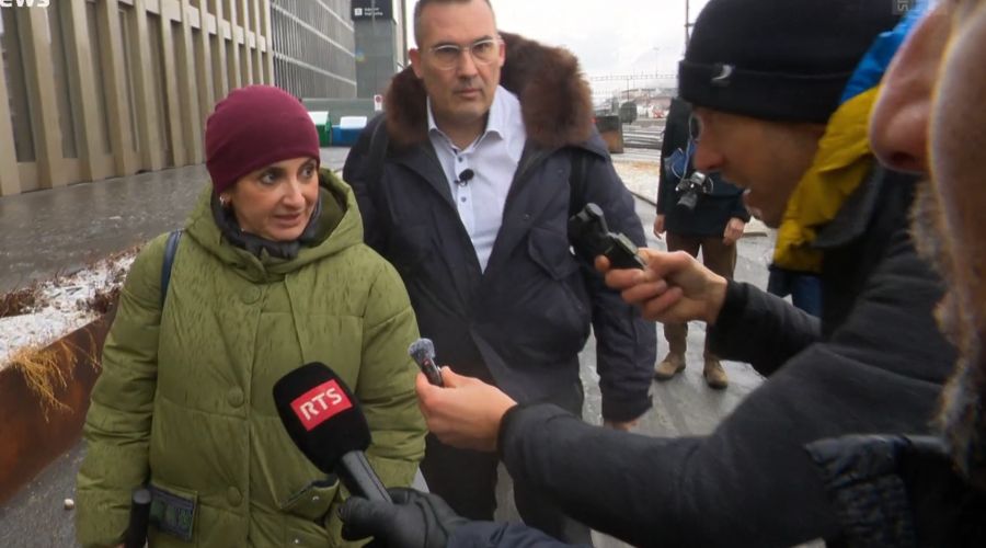 Leila Micheloud und ihr Anwalt Sébastien Fanti am Mittwoch auf dem Weg zur Anhörung.