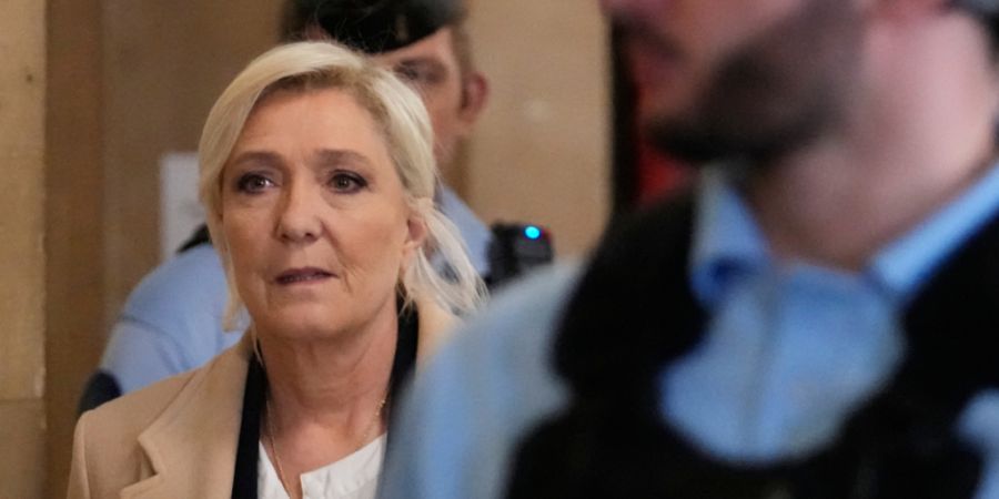 Die rechtsextreme Politikerin Marine Le Pen trifft zum Plädoyer der Verteidigung im Berufungsverfahren zum Verdacht auf Veruntreuung von EU-Geldern ein. Foto: Michel Euler/AP/dpa