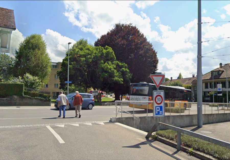 Worb BE: Blick in Richtung Kreuzung Bahnhofstrasse/Hauptstrasse/Enggisteinstrasse von der Güterstrasse aus gesehen. Tempo 30, keine Fussgängerstreifen.
