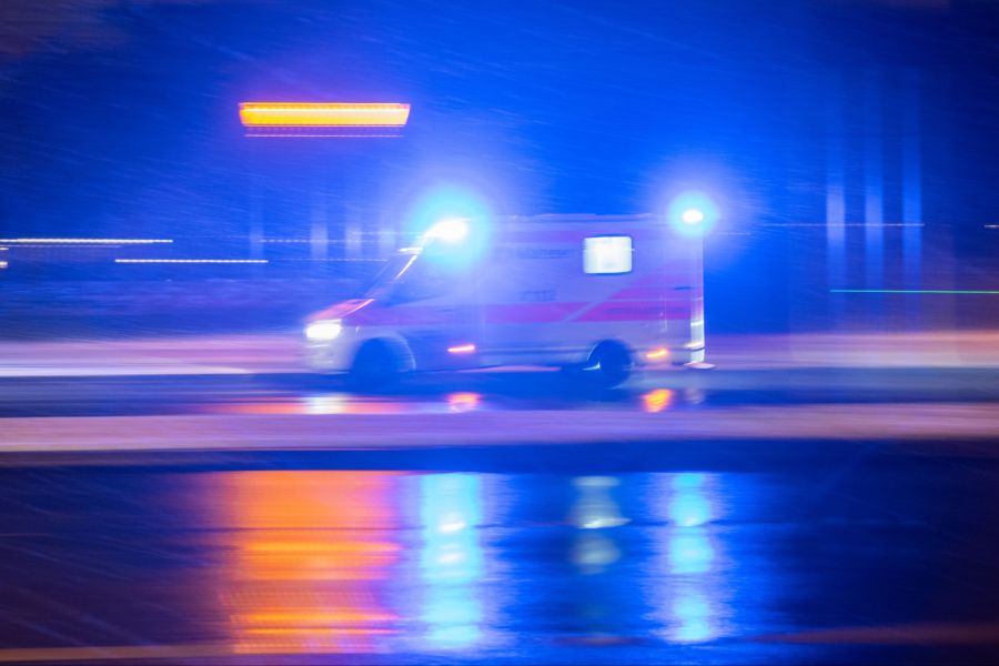 Grund für die Raserfahrt: Ein Krankenwagen steht nicht zur Verfügung. Leider stirbt das ungeborene Kind trotz der rasanten Fahrt.
