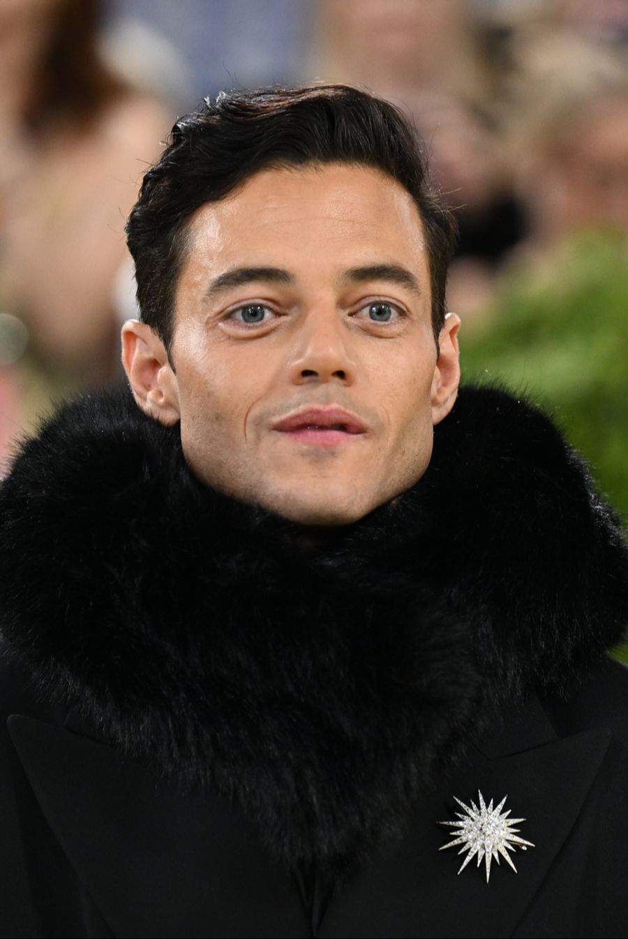 Rami Malek erschien an der Met Gala ganz in Schwarz, mit Fellkragen und funkelnder Brosche.