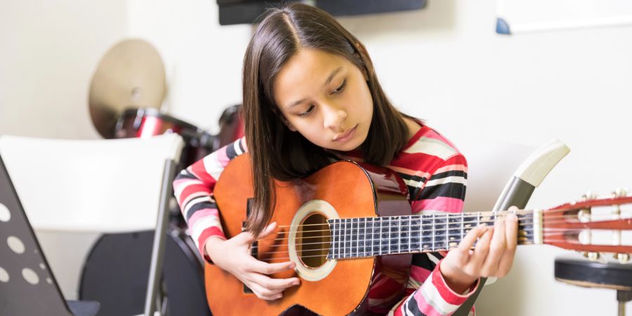 Gitarre Mädchen Musikschule Instrument