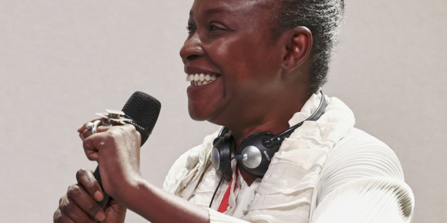Koyo Kouoh hat die diesjährige Kunstbiennale konzipiert. Nach ihrem unerwarteten Tod im vergangenen Mai hat ihr Kuratorenteam die von ihr begonnene Arbeit fortgeführt und umgesetzt. (...