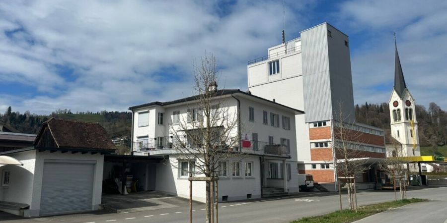 Die Grundstücke mit dem alten Postgebäude und der Landi befinden sich im Dorfzentrum.