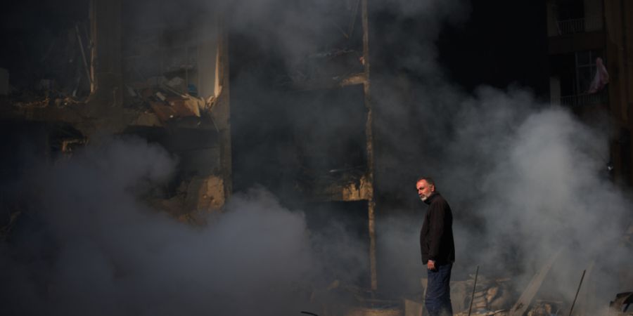 dpatopbilder - Ein Mann steht neben einem Wohnhaus, das bei einem israelischen Luftangriff in Beirut zerstört wurde. Foto: Emilio Morenatti/AP/dpa